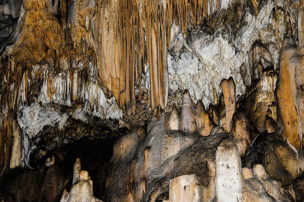 Speleothems in Cave Nefza in Tunisia _Source: Badreddine Besbes (2015) CC BY-SA 3.0 [view source](https://commons.wikimedia.org/wiki/File:Stalagmite,_stalactite_de_grotte_de_NEFZA.jpg)_